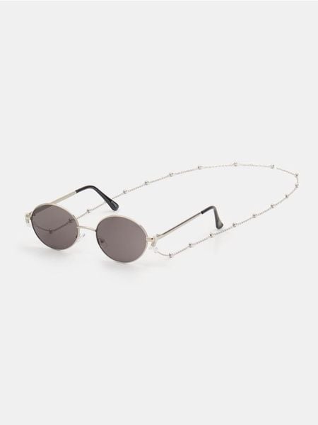 Okulary przeciwsłoneczne z łańcuszkiem - srebrny. Szare okulary przeciwsłoneczne damskie Sinsay. Za 19.99 zł.