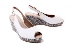 TAMARIS 28375-20 117 white, sandały damskie. Białe sandały damskie Tamaris, bez wzorów, z gumy, bez obcasa, na koturnie. Za 203.94 zł.