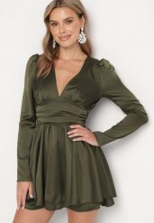 Zielona Satynowa Sukienka Mini z Głębokim Dekoltem i Wiązaniem z Tyłu Liadan. Zielone sukienki damskie Born2be, na imprezę, m, bez wzorów, z satyny, eleganckie, bez kołnierzyka, bez ramiączek, mini. W wyprzedaży za 95.99 zł.