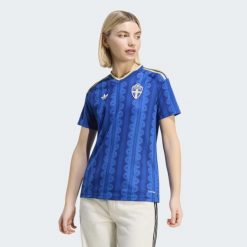 Koszulka wyjazdowa Szwecja 26. Niebieskie bluzki damskie Adidas, bez wzorów, sportowe, bez kołnierzyka, bez ramiączek. Za 439.00 zł.