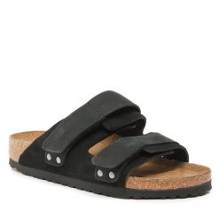 Klapki Birkenstock. Czarne klapki damskie Birkenstock, bez wzorów, bez obcasa. Za 459.99 zł.