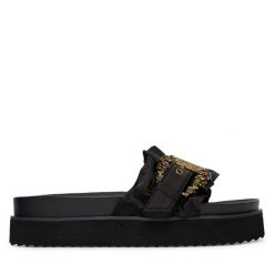 Klapki Versace Jeans Couture. Czarne klapki damskie Versace Jeans Couture, bez wzorów, z jeansu, bez obcasa. Za 829.99 zł.