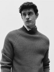 Prążkowany sweter z niską stójką - ciemnoszary. Szare swetry męskie Reserved, l, bez wzorów, z dzianiny, bez kołnierzyka. Za 159.99 zł.