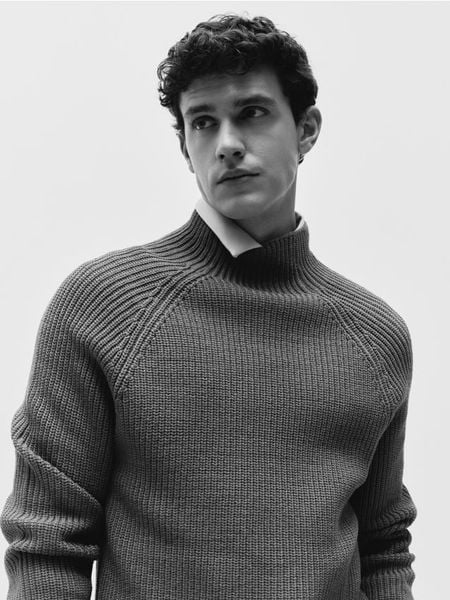 Prążkowany sweter z niską stójką - ciemnoszary. Szare swetry męskie Reserved, l, bez wzorów, z dzianiny, bez kołnierzyka. Za 159.99 zł.