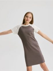 Prążkowana sukienka - ciemnoszary. Szare sukienki dziewczęce Reserved, bez wzorów, z bawełny, bez ramiączek. W wyprzedaży za 27.99 zł.