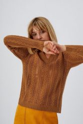 Sweter ze wzorem warkocza. Brązowe swetry klasyczne damskie MOODO, s, bez kołnierzyka. W wyprzedaży za 29.99 zł.