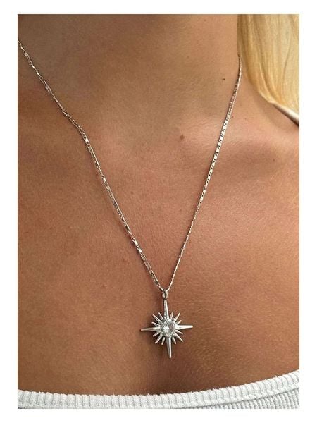 Lodie Silver Naszyjnik z elementem ozdobnym - dł. 50 cm rozmiar: onesize. Szare naszyjniki damskie Lodie Silver, z mosiądzu. Za 43.95 zł.