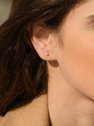 Maison héritage PARIS Złote kolczyki-wkrętki "Single diamond" z diamentami rozmiar: onesize. Żółte kolczyki damskie maison héritage PARIS, z diamentem, złote. Za 1,435.99 zł.