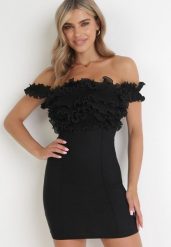 Czarna Dopasowana Sukienka Mini z Falbanką Udirda. Czarne sukienki damskie Born2be, s, bez wzorów, bez kołnierzyka, bez ramiączek, mini, dopasowane. W wyprzedaży za 135.99 zł.