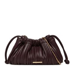 Torebka Calvin Klein. Czerwone listonoszki damskie CALVIN KLEIN, bez wzorów, bez dodatków. Za 329.99 zł.