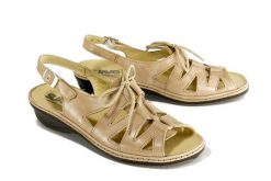 SUAVE 711040-8 sandy, sandały damskie. Brązowe sandały damskie Suave, bez wzorów, z gumy, bez obcasa, na koturnie. Za 335.67 zł.