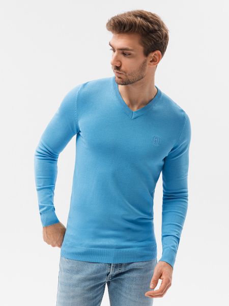 Sweter męski z haftem - błękitny V21. Niebieskie swetry męskie Ombre Clothing, m, bez wzorów, z wiskozy, bez kołnierzyka. W wyprzedaży za 39.99 zł.