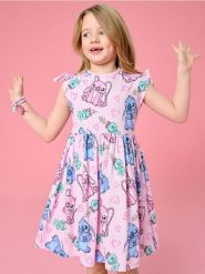 Bawełniana sukienka dresowa ze wzorem Lilo & Stitch - różowy. Czerwone sukienki dziewczęce Sinsay, bez wzorów, z bawełny, bez ramiączek. Za 19.99 zł.