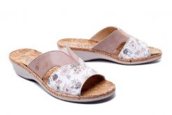 SUAVE 700045-08 beige, klapki damskie. Brązowe klapki damskie Suave, bez wzorów, ze skóry, bez obcasa, na koturnie. Za 299.90 zł.