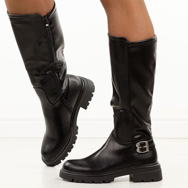 Czarne kozaki damskie M.Daszyński 2508-3. Czarne kozaki damskie M.Daszyński, z jeansu, z okrągłym noskiem, bez obcasa. W wyprzedaży za 222.27 zł.