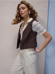 Kamizelka z domieszką wiskozy i lnu - brązowy. Brązowe kamizelki damskie Sinsay, l, z wiskozy. Za 49.99 zł.