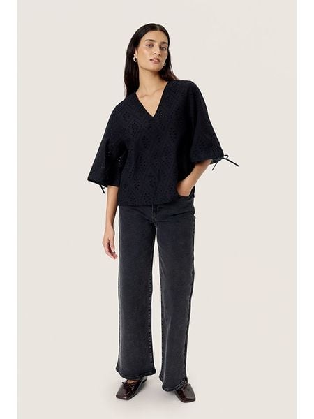 Soaked in Luxury Bluzka w kolorze czarnym rozmiar: M. Czarne bluzki damskie Soaked in Luxury, m, bez wzorów, z bawełny, bez kołnierzyka, bez ramiączek. Za 130.99 zł.