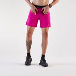 Spodenki do biegania w terenie męskie Kiprun Run 900 Ultra. Czerwone szorty męskie KIPRUN, ze skóry, bez kołnierzyka. Za 99.99 zł.
