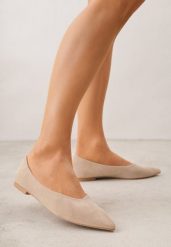 Beżowe Balerinki z Imitacji Zamszu ze Szpiczastym Noskiem Melikel. Brązowe baleriny damskie Renee, bez wzorów, z satyny, bez obcasa. Za 89.99 zł.