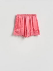 Szorty z koronką - intensywny róż. Czerwone szorty damskie Reserved, bez wzorów, z koronki. Za 119.99 zł.