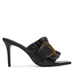 Klapki Versace Jeans Couture. Czarne klapki damskie Versace Jeans Couture, bez wzorów, z jeansu, bez obcasa. Za 659.99 zł.