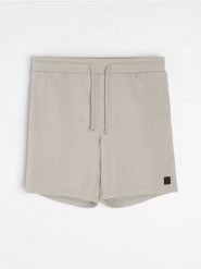 Szorty dresowe z wiązaniem - kremowy. Białe szorty męskie Sinsay, bez wzorów, z dresówki. Za 39.99 zł.