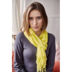 Szal wiskozowy Capri ONE SIZE żółty. Żółte szaliki i kominy damskie Marie Zélie, na wiosnę, bez wzorów, z bawełny. W wyprzedaży za 67.00 zł.