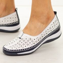 Białe ażurowe skórzane półbuty damskie Cambell 40336. Białe półbuty damskie Cambell, w ażurowe wzory, z jeansu, biznesowe, z okrągłym noskiem, bez obcasa. W wyprzedaży za 157.52 zł.