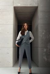Eleganckie spodnie cygaretki szare. Szare spodnie materiałowe damskie MOODO, bez wzorów, z elastanu, eleganckie. W wyprzedaży za 74.99 zł.