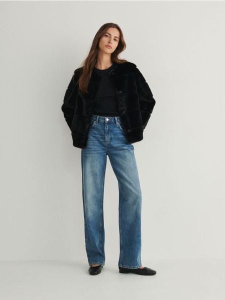 Kurtka z imitacji futra - czarny. Czarne kurtki damskie Reserved, l, bez wzorów, bez kaptura. W wyprzedaży za 49.99 zł.