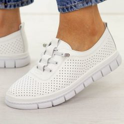 Białe ażurowe skórzane półbuty damskie Filippo Dp7671/26. Białe półbuty damskie Filippo, w ażurowe wzory, z jeansu, casualowe, z okrągłym noskiem, bez obcasa, na płaskiej podeszwie. Za 219.00 zł.