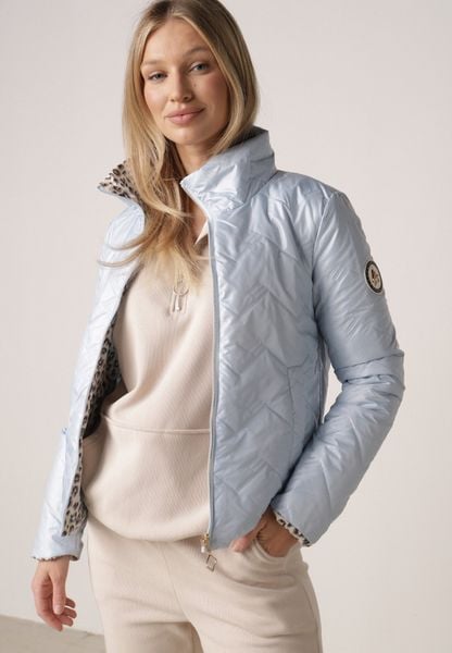 Jasnoniebieska Dwustronna Kurtka Pikowana Ozdobiona Naszywką i Panterką Nemopis. Niebieskie kurtki damskie Born2be, l, z aplikacjami, z jeansu, bez kaptura. Za 139.99 zł.