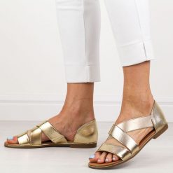 Złote płaskie sandały damskie z zakrytą piętą Jezzi 3882. Żółte sandały damskie Jezzi, bez wzorów, ze skóry, bez obcasa, na płaskiej podeszwie. Za 149.00 zł.