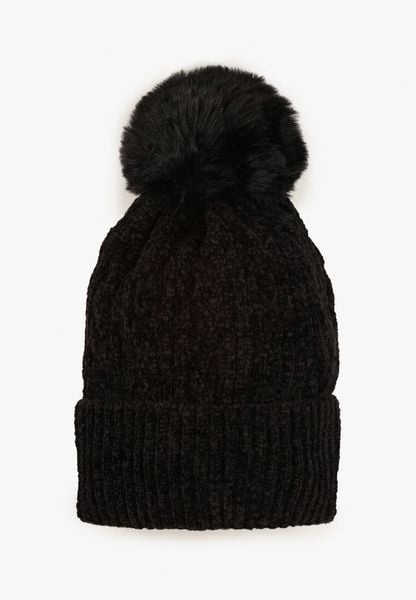 Czarna Czapka w Ozdobny Warkoczowy Splot z Pomponem Emmilae. Czarne czapki zimowe damskie Renee, z dzianiny. Za 29.99 zł.