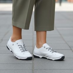 Półbuty damskie Rieker, cholewka skóra naturalna klasyczne sznurowanie i lekka elastyczna podeszwa zapewniają komfort, białe, 55901-80. Białe półbuty damskie Rieker, bez wzorów, z jeansu, eleganckie, bez obcasa. Za 314.90 zł.