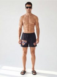 Szorty kąpielowe z nadrukiem NBA New York Knicks - szary. Szare szorty sportowe męskie Sinsay, l. Za 39.99 zł.