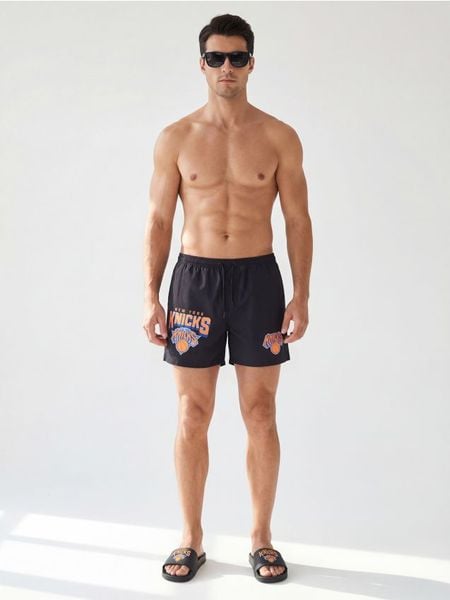 Szorty kąpielowe z nadrukiem NBA New York Knicks - szary. Szare szorty sportowe męskie Sinsay, l. Za 39.99 zł.
