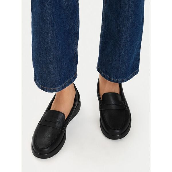 Półbuty Go Soft. Czarne półbuty damskie GO SOFT, bez wzorów, bez obcasa, na płaskiej podeszwie. Za 139.99 zł.