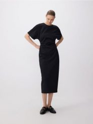 Sukienka z marszczeniem - czarny. Czarne sukienki damskie Reserved, l, bez wzorów, z tkaniny, bez kołnierzyka, bez ramiączek. W wyprzedaży za 49.99 zł.