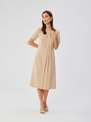 Stylove Sukienka w kolorze beżowym rozmiar: L. Brązowe sukienki damskie Stylove, na co dzień, l, bez wzorów, bez kołnierzyka, bez ramiączek, midi, proste. Za 276.71 zł.