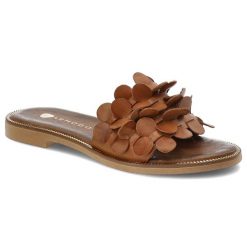Brązowe Klapki Armodo Stylowe Obuwie Damskie. Brązowe klapki damskie Armodo, z aplikacjami, bez obcasa, na płaskiej podeszwie. Za 279.00 zł.