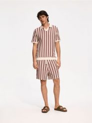 Ażurowa koszulka polo - złamana biel. Koszulki polo męskie Reserved, l, w ażurowe wzory, z bawełny, bez ramiączek. Za 139.99 zł.