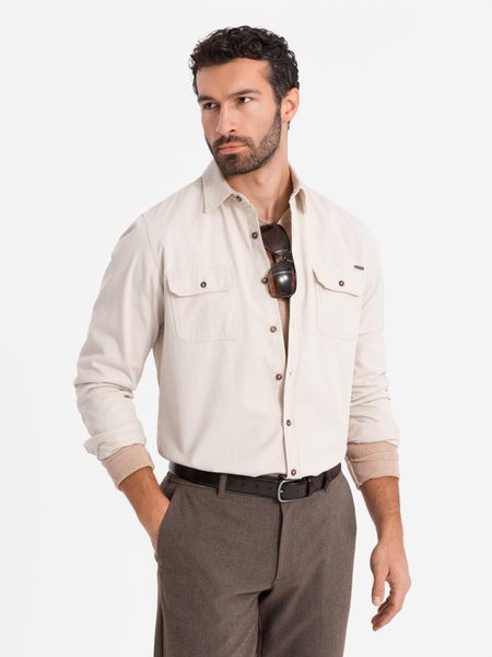 Męska bawełniana koszula REGULAR FIT z kieszeniami zapinanymi na guziki - kremowa V1 - Rozmiar: S. Białe koszule męskie Ombre Clothing, m, bez wzorów, z bawełny, bez kołnierzyka, bez ramiączek. W wyprzedaży za 59.99 zł.
