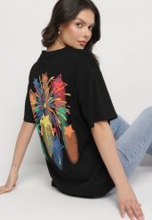 Czarny T-shirt Oversize z Kolorowym Napisem i Gwiazdkami Iloviela. Czarne t-shirty damskie Born2be, m, z aplikacjami, z jeansu, bez kołnierzyka. Za 49.99 zł.