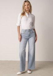 Niebieskie Szerokie Jeansy Wysoki Stan z Bawełną Ozdobione Nitami Basithoe. Niebieskie jeansy damskie Born2be, z podwyższonym stanem. Za 129.99 zł.