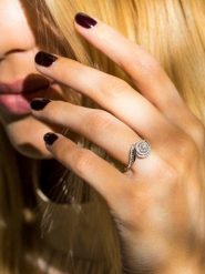 DIAMOND & CO Złoty pierścionek "Je dis Oui!" z diamentami rozmiar: 52. Białe pierścionki damskie Diamond & Co, z diamentem, złote. Za 2,087.99 zł.