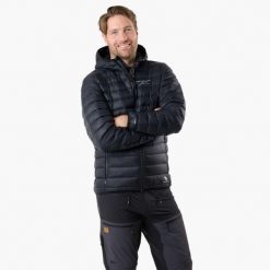 Kurtka puchowa Turystyka Męska Swedemount Himalaya Hood Odporna na wiatr. Czarne kurtki męskie SWEDEMOUNT, m, bez wzorów, z puchu, sportowe, bez kaptura. Za 599.99 zł.