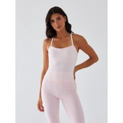 Top Sportowy BeShaped Morning Dew. Czerwone topy sportowe damskie BESHAPED, xs, bez wzorów, z elastanu, bez ramiączek. Za 179.00 zł.