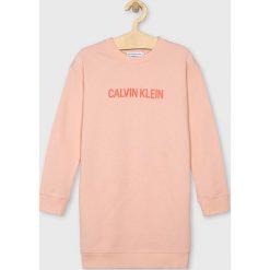 Calvin Klein Jeans - Sukienka dziecięca 128-176 cm. Czerwone sukienki dziewczęce Calvin Klein Jeans, bez wzorów, z bawełny, casualowe, bez ramiączek, długie. W wyprzedaży za 199.90 zł.