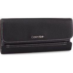 Duży Portfel Damski CALVIN KLEIN - Slide Trifold Tr K60K605100 001. Czarne portfele damskie CALVIN KLEIN, bez wzorów, ze skóry ekologicznej. W wyprzedaży za 199.00 zł.